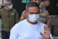 1762278159965-pakai-masker-gubernur-riau-abdul-wahid-tiba-di-gedung-kpk-usai-kena-ott-1762227394479_169