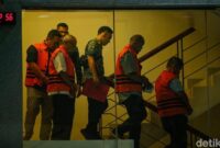 1762278229837-kpk-tahan-lima-tersangka-baru-kasus-korupsi-dana-pen-situbondo-1762269087943_169