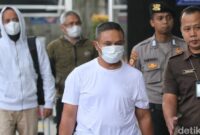 1762278235570-pakai-masker-gubernur-riau-abdul-wahid-tiba-di-gedung-kpk-usai-kena-ott-1762227394686_169