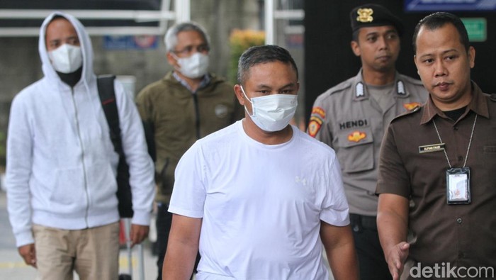 1762278235570-pakai-masker-gubernur-riau-abdul-wahid-tiba-di-gedung-kpk-usai-kena-ott-1762227394686_169