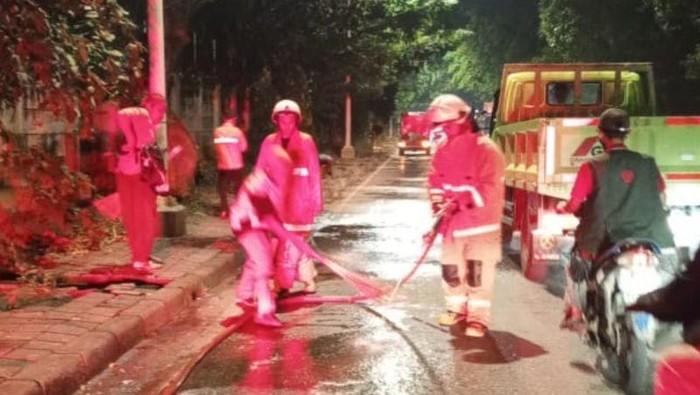 1762298576586-petugas-sudin-gulkarmat-melakukan-penanganan-oli-tumpah-di-jalan-pegangsaan-dua-yang-membuat-sejumlah-pengendara-sepeda-motor--1762291813927_169