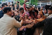 1762298609329-presiden-prabowo-subianto-menyapa-warga-usai-peresmian-revitalisasi-stasiun-tanah-abang-baru-mereka-terlihat-antusias-melihat--1762277423170_169