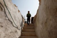 1762321594133-terusir-dari-tanah-sendiri-warga-palestina-bertahan-di-gua-1762314519711_169