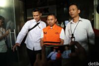 1762343169835-langkah-gubernur-riau-menuju-mobil-tahanan-usai-ditetapkan-tersangka-1762338291217_169