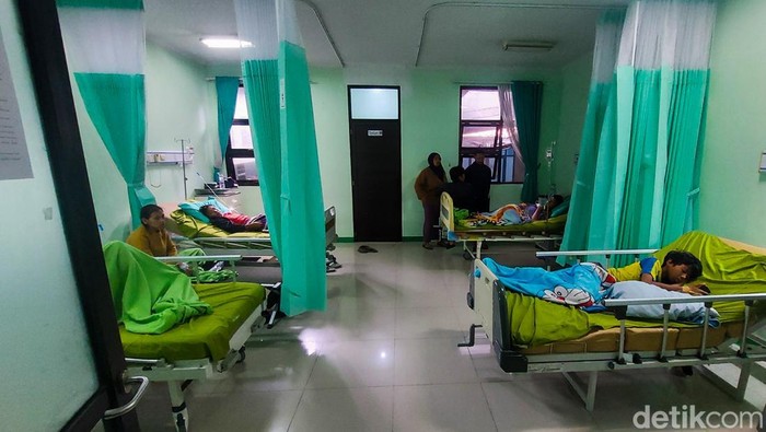 1762343304293-kasus-keracunan-mbg-di-bandung-barat-1761703346362_169