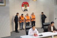 1762364477919-kpk-gelar-konferensi-pers-kasus-gubernur-riau-adrialdetikcom-1762330568826_169