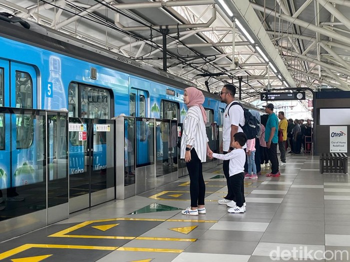 1762364515685-pemprov-dki-menerapkan-tarif-khusus-rp-1-untuk-penumpang-mrt-lrt-dan-transjakarta-dalam-rangka-hut-ke-79-tni-masyarakat-senang-2_43