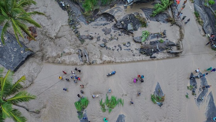 1762364521326-lahar-hujan-gunung-semeru-meluap-ratusan-warga-lumajang-terisolasi-1762348874215_169