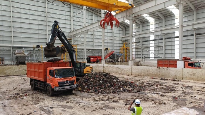 1762364536992-proses-pembersihan-bunker-refuse-derived-fuel-rdf-rorotan-dok-dlh-jakarta-1742791236107_169