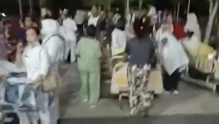 1762364564031-pasien-rsud-di-tarakan-dievakuasi-usai-gempa-dok-bnpb-1762354744122_169