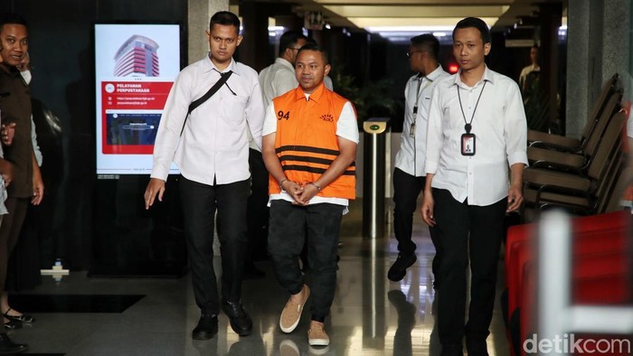 1762364628455-langkah-gubernur-riau-menuju-mobil-tahanan-usai-ditetapkan-tersangka-1762338291165_169