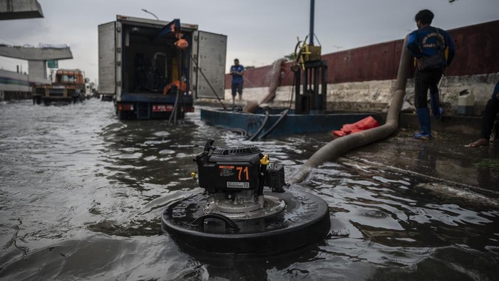 1762407903070-bingkai-sepekan-jakarta-utara-terkepung-banjir-rob-2_169