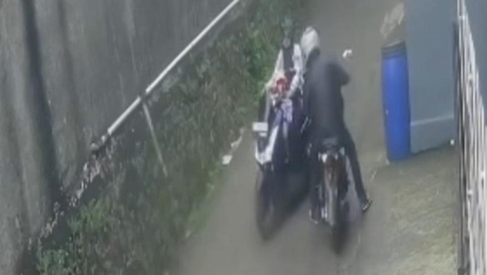 1762407913923-seorang-ibu-yang-membonceng-anaknya-dijambret-di-kali-suren-tahurhalang-kabupaten-bogor-keduanya-sempat-tersungkur-akibat-tasn-1762405563984_169