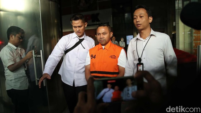 1762407951420-langkah-gubernur-riau-menuju-mobil-tahanan-usai-ditetapkan-tersangka-1762338291217_169