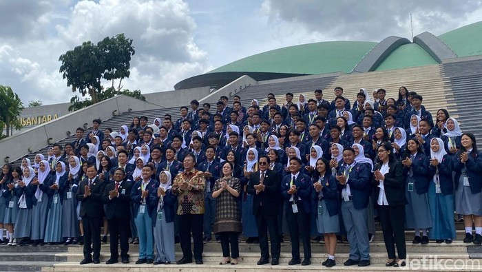 1762407957365-pimpinan-dpr-ri-1762405342828_169