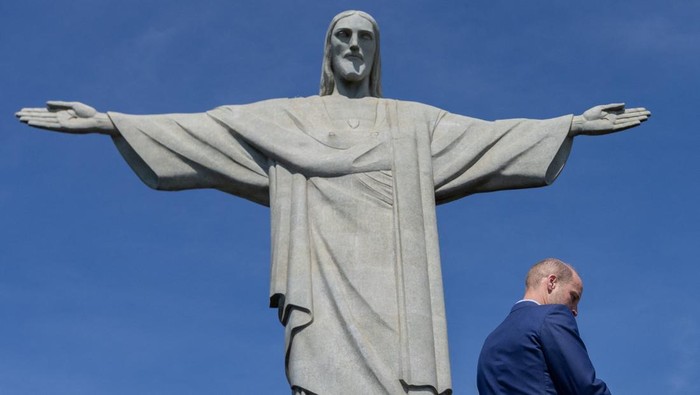 1762407973149-pangeran-william-nikmati-keindahan-rio-kunjungi-patung-kristus-penebus-1762351178865_169