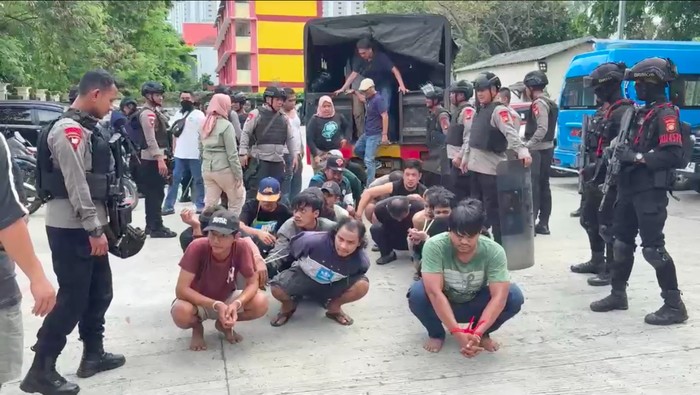 1762408107502-peredaran-narkoba-masih-terjadi-di-kampung-bahari-jakut-bnn-bersama-brimob-polda-metro-jaya-menggerebek-kampung-bahari-sebagai-1762403300803_169