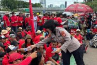 1762429787728-polwan-polda-metro-jaya-turun-membagikan-air-mineral-dan-roti-kepada-massa-buruh-yang-demo-di-dpr-kamis-6112025-1762424482449_169
