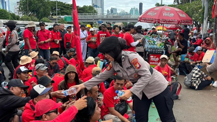 1762429787728-polwan-polda-metro-jaya-turun-membagikan-air-mineral-dan-roti-kepada-massa-buruh-yang-demo-di-dpr-kamis-6112025-1762424482449_169