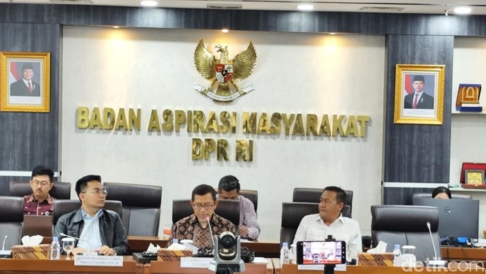 1762429878169-badan-aspirasi-masyarakat-bam-dpr-menerima-massa-buruh-kasbi-yang-demo-di-depan-gedung-dpr-ri-1762423060183_169