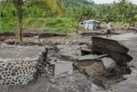 1762450908370-lahar-hujan-semeru-terjang-gondoruso-akses-warga-lumpuh-1762424994615_169