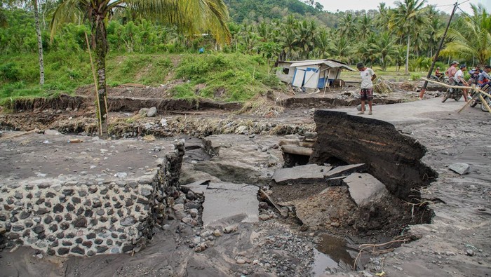 1762450908370-lahar-hujan-semeru-terjang-gondoruso-akses-warga-lumpuh-1762424994615_169