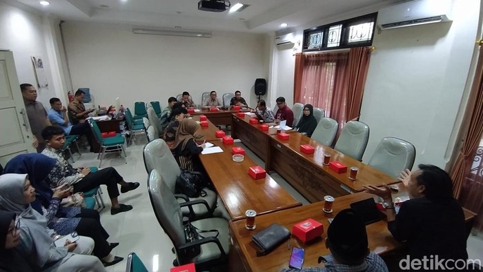 1762451080627-perwakilan-paguyuban-non-asn-mendatangi-dprd-kabupaten-magelang-kamis-6112025-1762430095981_169