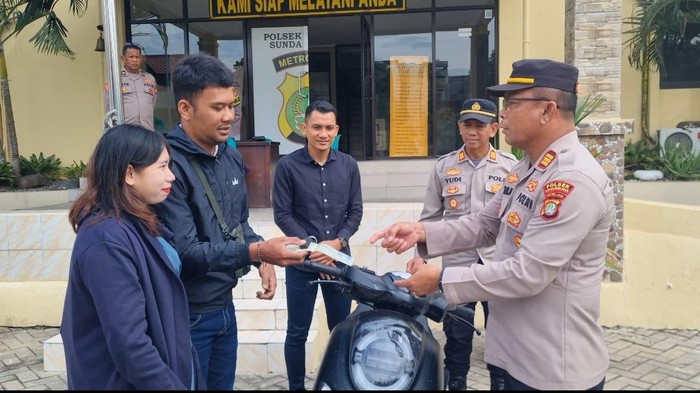1762471352054-polisi-mengembalikan-motor-seorang-pria-di-pademangan-yang-digadaikan-adik-iparnya-dokistimewa-1762462241111_169