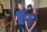 1762471374176-tersangka-pencabulan-saat-dihadirkan-di-mapolres-kendal-kamis-6112025-1762423986445_169