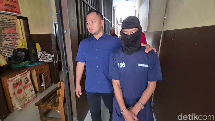 1762471374176-tersangka-pencabulan-saat-dihadirkan-di-mapolres-kendal-kamis-6112025-1762423986445_169