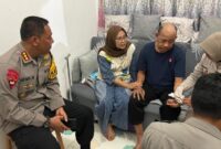 1762471395425-dansat-brimob-polda-metro-jaya-kombes-henik-maryanto-menjenguk-anggota-sakit-menahun-dokistimewa-1762453311293_169