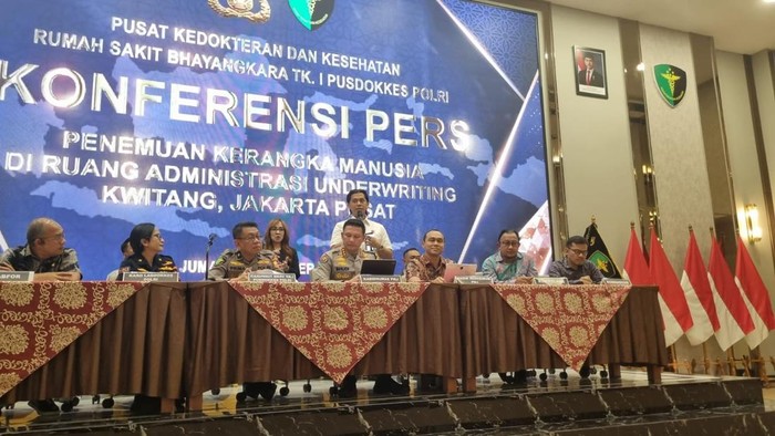 1762494501306-konferensi-pers-di-rs-polri-taufiqdetikcom-1762491427102_169