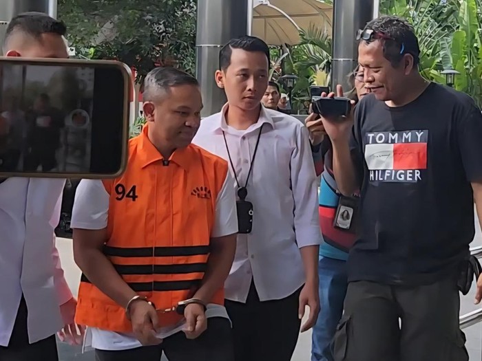 1762494545237-gubernur-riau-abdul-wahid-ditahan-kpk-adrialdetikcom-1762326109986_43