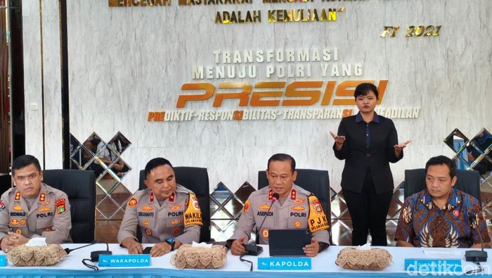 1762494613597-konferensi-pers-polda-metro-jaya-soal-kasus-tuduhan-ijazah-palsu-jokowi-1762487376388_169