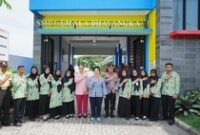 1762494668553-kapolri-ketua-komisi-iv-dpr-tinjau-smp-kemala-bhayangkari-di-jateng-dok-polri-1762484745590_43