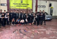 1762515823809-polisi-amankan-5-pemuda-dan-8-senjata-tajam-di-johar-baru-saat-patroli-dok-ist-1762513085668_169
