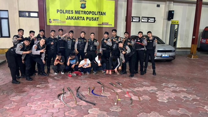 1762515823809-polisi-amankan-5-pemuda-dan-8-senjata-tajam-di-johar-baru-saat-patroli-dok-ist-1762513085668_169