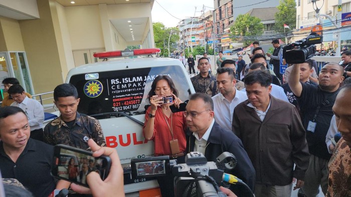 1762515925357-dasco-jenguk-korban-ledakan-sman-72-jakarta-adrialdetikcom-1762511895641_169