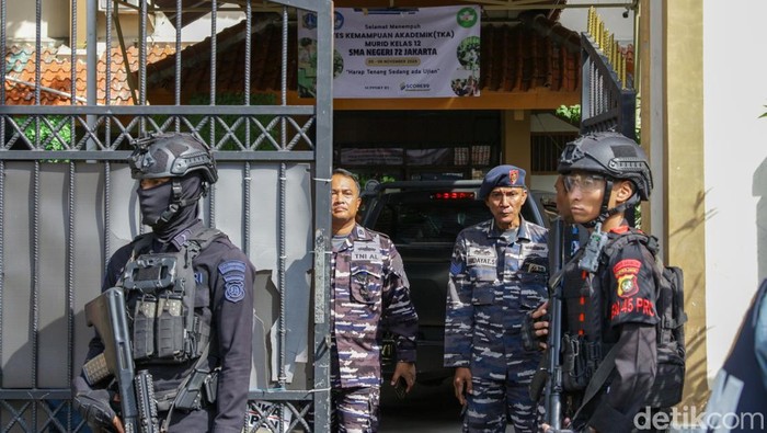 1762515953181-sman-72-kelapa-gading-dijaga-ketat-usai-ledakan-1762503096290_169