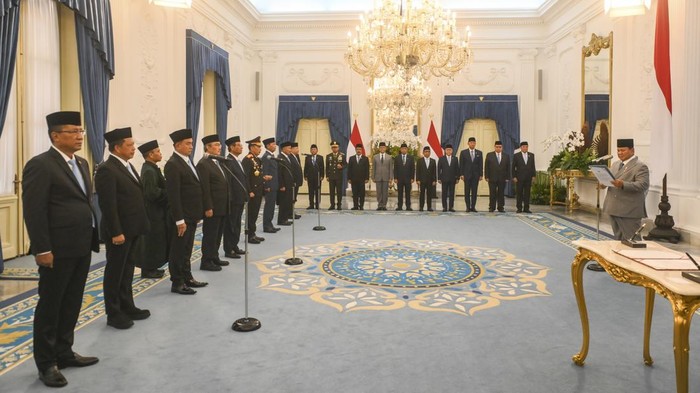 1762537129508-presiden-prabowo-lantik-10-anggota-komisi-percepatan-reformasi-polri-1762521898379_169
