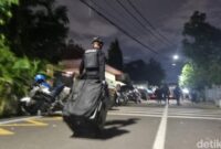 1762537177445-polisi-telah-menyelesaikan-olah-tkp-ledakan-di-sman-72-jakarta-tim-gegana-membawa-koper-besar-taufiq-sdetikcom-1762529114789_169