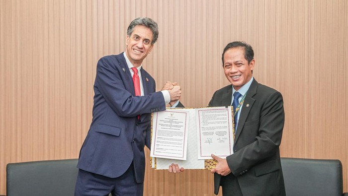 1762557676093-menteri-lh-hanif-faisol-nurofiq-meneken-mou-terkait-perubahan-iklim-dengan-inggris-di-belem-brasil-1762551310393_169