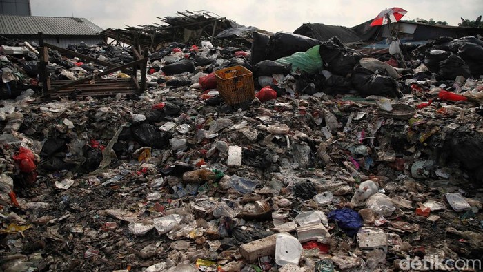 1762580295806-jorok-sampah-menumpuk-di-joglo-timbulkan-bau-menyengat_169