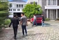 1762580430371-polres-metro-bekasi-menggerebek-sindikat-penipuan-online-di-bandar-lampung-dokistimewa-1762573765753_169