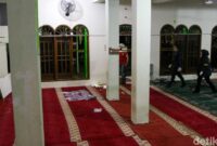 1762580436833-tim-gegana-dan-jibom-polri-sisir-masjid-sman-72-usai-ledakan-1762517568643_169
