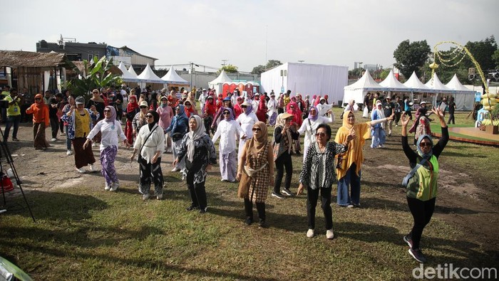 1762580478227-serunya-ibu-ibu-berkebaya-senam-pagi-di-west-java-festival-2025-1762567835471_169