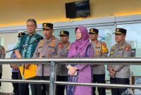 1762602150504-kapolri-jenderal-listyo-sigit-prabowo-menjenguk-korban-ledakan-di-sman-72-kelapa-gading-jakarta-utara-masih-dirawat-di-rs-rumo-1762584160175_169