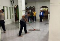 1762623831584-ledakan-di-sman-72-jakarta-menyisakan-luka-dan-kerusakan-polres-metro-jakarta-utara-membantu-membenahi-sekolah-usai-insiden-ya-1762611532341_169