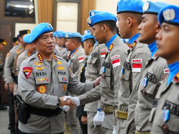 1762623844000-komjen-dedi-prasetyo-memimpin-upacara-purna-tugas-dan-penganugerahan-tanda-jasa-bagi-139-personel-polri-kontingen-garuda-bhaya-1760707630323_43