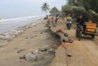 1762666969527-abrasi-meluas-ratusan-rumah-di-aceh-terancam-1762599451991_169